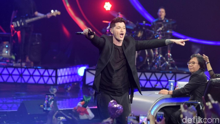 The Script Intip Aksi Panggung Band The Script