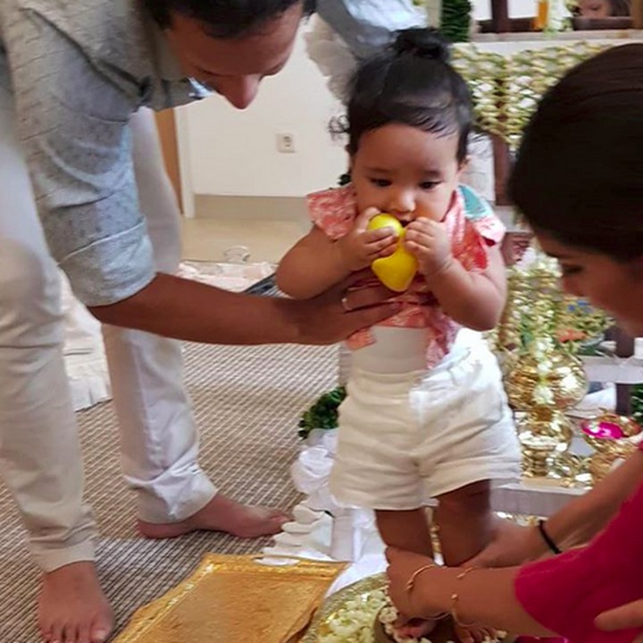 <p>Begini ekspresi Solara setelah dia menjalani ritual naik tangga yang dirancang khusus untuk acara ini. Kayaknya Solara merasakan banget ya air melati yang dibasuhkan bundanya. He-he-he. (Foto: Instagram/ @mamiehardo)  </p>