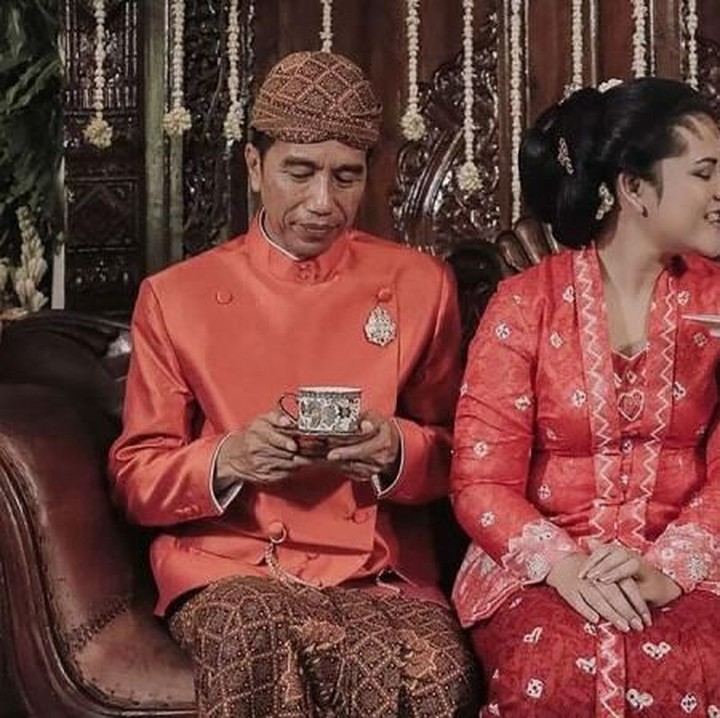 <p>Nah, yang ini saat momen bahagia jelang pernikahan Kahiyang Ayu. Dalam rangkaian prosesi, Iriana tampak menyuapi putri keduanya itu. Sweet banget! (Foto: detikcom)</p>