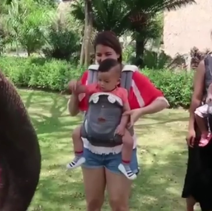 <p>Bunda Tya Ariestya juga nih menggendong anaknya di depan saat melihat gajah. (Foto: Instagram @tya_ariestya)</p>