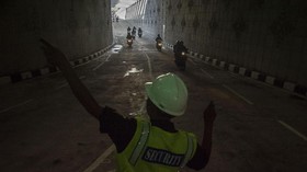 Truk Molen Nyangkut di Kolong Jembatan KA Matraman Sabtu Dini Hari