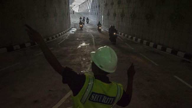 Sebuah truk molen tersangkut di kolong jembatan perlintasan rel kereta di Jalan Matraman Raya, Jakarta Timur, Sabtu (14/9) awal hari.