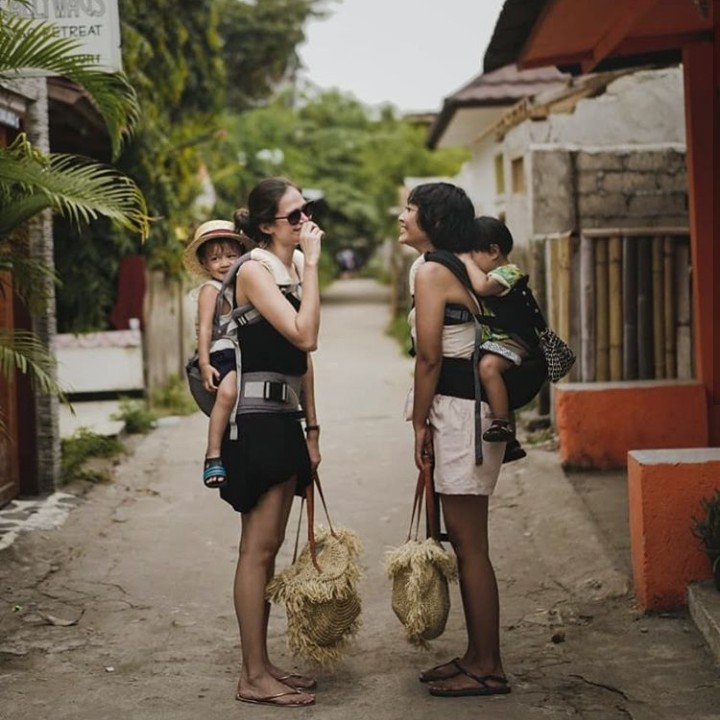 <p>Saat jalan-jalan seperti ini, biar si kecil nggak capek dan ibu bisa berjalan lebih cepat, maka menggendong anak seperti yang dilakukan Sabai Dieter ini adalah cara yang paling menolong. (Foto: Instagram @sabaidieter)</p>