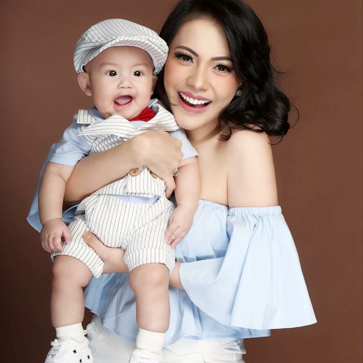 <p>Pada November tahun lalu, Kezia melahirkan bayi yang akrab disapa El. Nggak heran sekarang dia tengah menikmati masa-masa seru sebagai mama muda. (Foto: Instagram/itskeziakaramoy)</p>