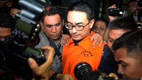 Bungkam, Ibunda Zumi Zola Berkaca-kaca Usai Diperiksa KPK