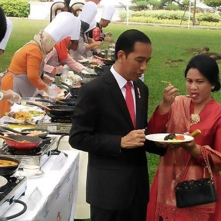 <p>Berkebaya merah, Iriana dan Jokowi yang memakai setelan jas hitam dengan dasi berwarna senada dengan kebaya sang istri. Terlihat mesra ya Bun, makan satu piring berdua. (Foto: detikcom photo)</p>