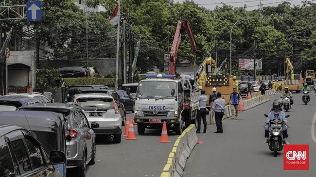 Secara visual separator atau pembatas jalan warna-warni mampu 'mempercantik' jalan. Namun tidak untuk keselamatan di jalan.