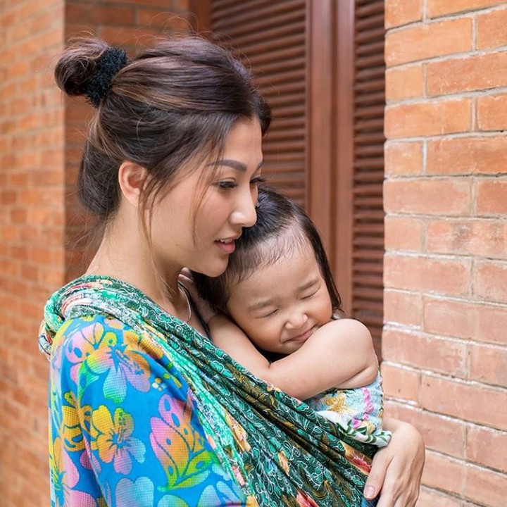 <p>Bunda Sarwendah sedang menggendong putri kecilnya, Thalia. Jadi ceritanya Talia ingin tidur dalam gendongan bundanya. (Foto: Instagram @sarwendah29)</p>