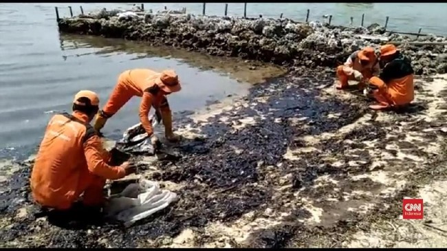 Dinas Lingkungan Hidup DKI menguji limbah minyak di Pulau Pari, Kepulauan Seribu, ke laboratorium forensik untuk mengetahui asalnya.