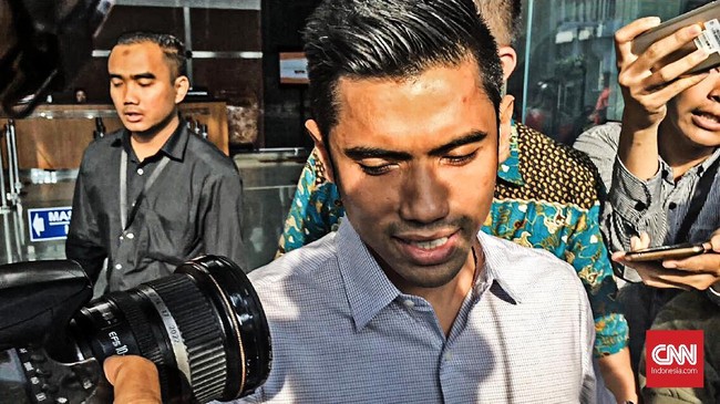 Suami Dian Sastro, Maulana Indraguna Sutowo mengaku banyak dicecar pertanyaan oleh KPK terkait kapasitasnya sebagai saksi tersangka suap Garuda, Emirsyah Satar.