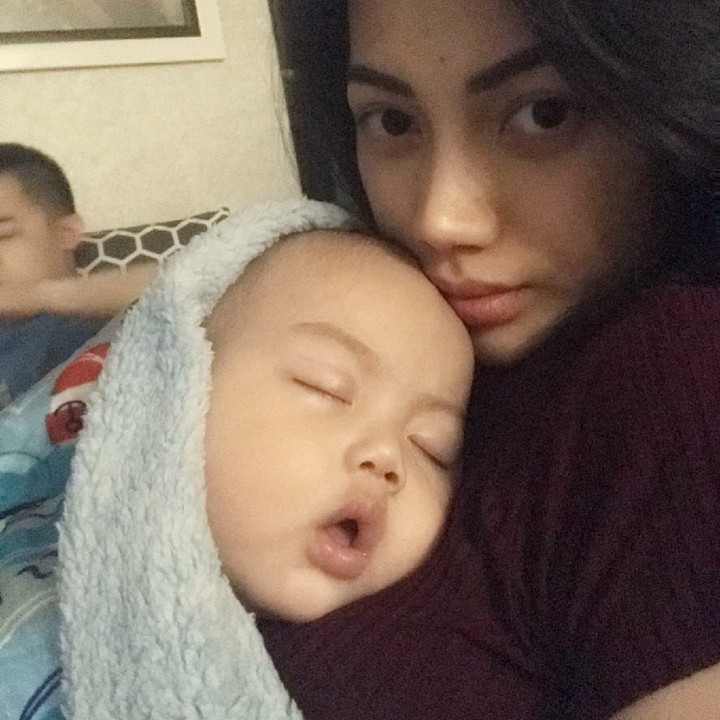 <p>Tidur nyenyak di pelukan bunda. (Foto: Instagram/itskeziakaramoy)</p>