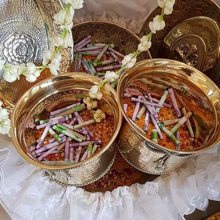 <p>Gulungan uang dan 'perlengkapannya' ini dikenal dengan 'udik-udik' dan nantinya akan dilemparkan ke hadirin. Diharapkan nantinya Solara akan jadi orang yang dermawan dan murah hati. (Foto: Instagram/ @mamiehardo)  </p>