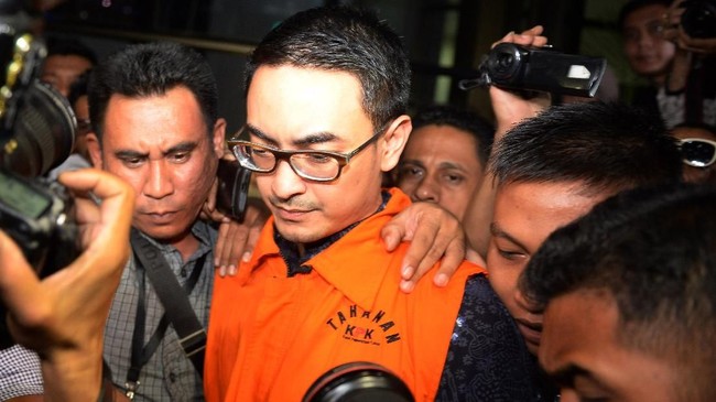 PAN juga tidak memberikan bantuan hukum pada Gubernur nonaktif Jambi, Zumi Zola. PAN mengklaim pemecatan dilakukan sejak status tersangka disandang Zumi.
