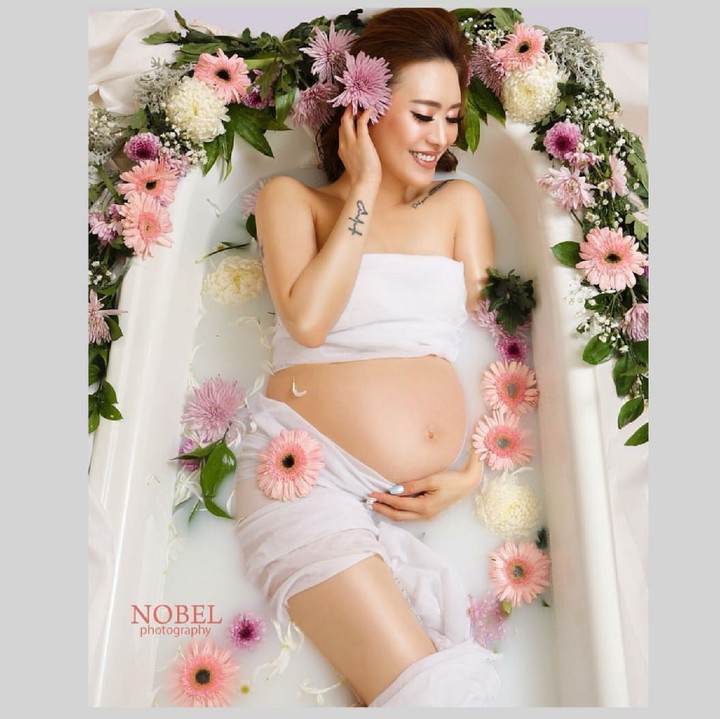 Presenter Moa Aeim juga glowing banget di maternity photo shoot ini. (Foto: Instagram/@nobelphotography/@moa_aeim)