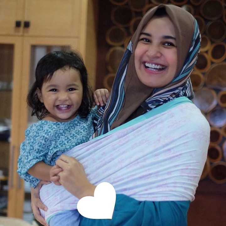 <p>Sama-sama senang saat menggendong dan digendong, seperti Mami Shireen dan putrinya, Hawa. (Foto: Instagram @shireensungkar)</p>