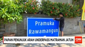 Papan Penunjuk Arah Jatuh Karena Terpaan Angin