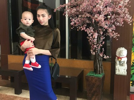 Gaya Keren Kezia Karamoy si Mama Muda Saat Main Bareng Anaknya