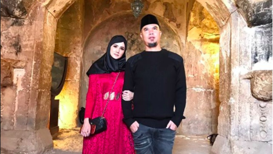 Mulan Jameela kedapatan mengunggah hal ini usai sang suami, Ahmad Dhani dan Maia Estianty bertemu kembali usai perceraian.