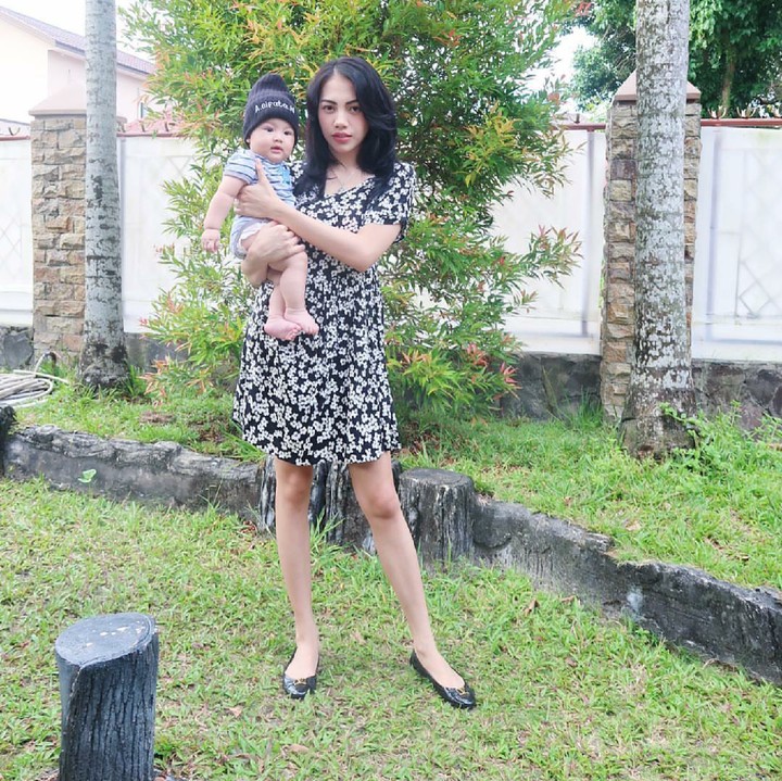 <p>Bunda Kezia tetap ramping meski belum lama melahirkan. Kece! (Foto: Instagram/itskeziakaramoy)</p>