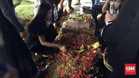 Andika 'Kerispatih' Dimakamkan Satu Lahad dengan Sang Ayah