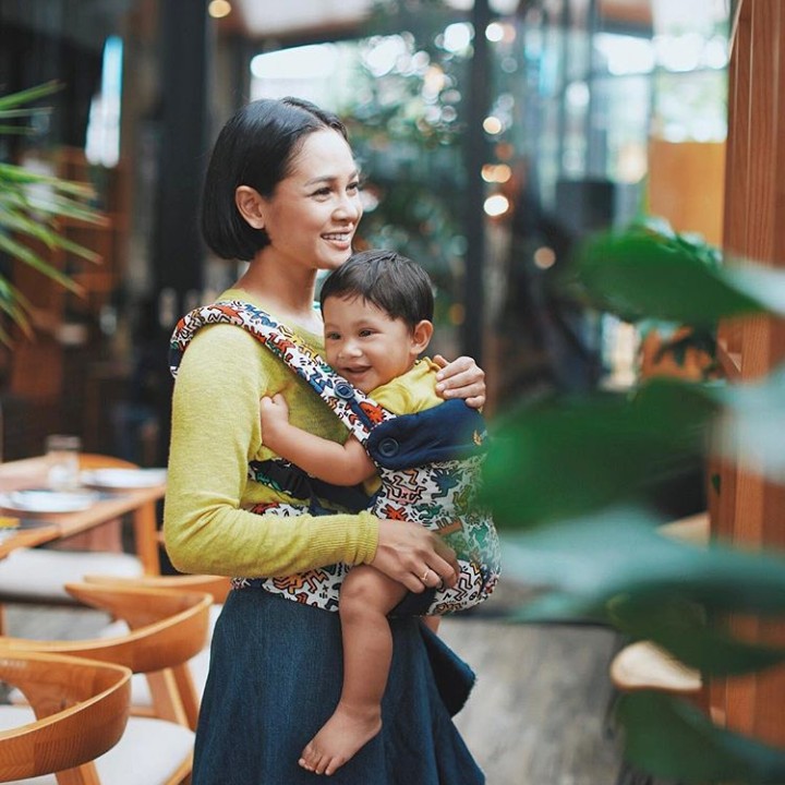 <p>Happy-nya Kala digendong ibunya seperti itu, hi-hi. (Foto: Instagram @andienaisyah)</p>