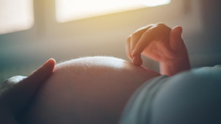 Bunda sedang merencanakan hamil? Bersama pasangan, yuk simak tips mempersiapkan biaya melahirkan berikut ini.