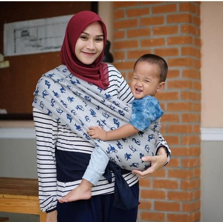 <p>Biasanya saat anak rewel, menggendong bisa membantu menenangkan mereka. Nih, Zaskia Mecca juga masuh suka menggendong anaknya. (Foto: Instagram @zaskiadyamecca)</p>