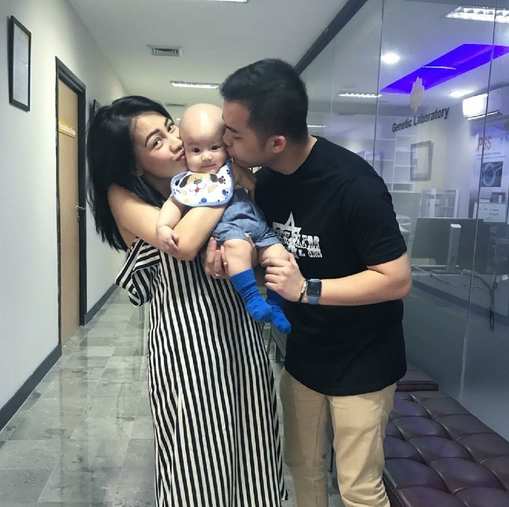 <p>Sun sayang dari ayah dan bunda untuk El. (Foto: Instagram/itskeziakaramoy)</p>