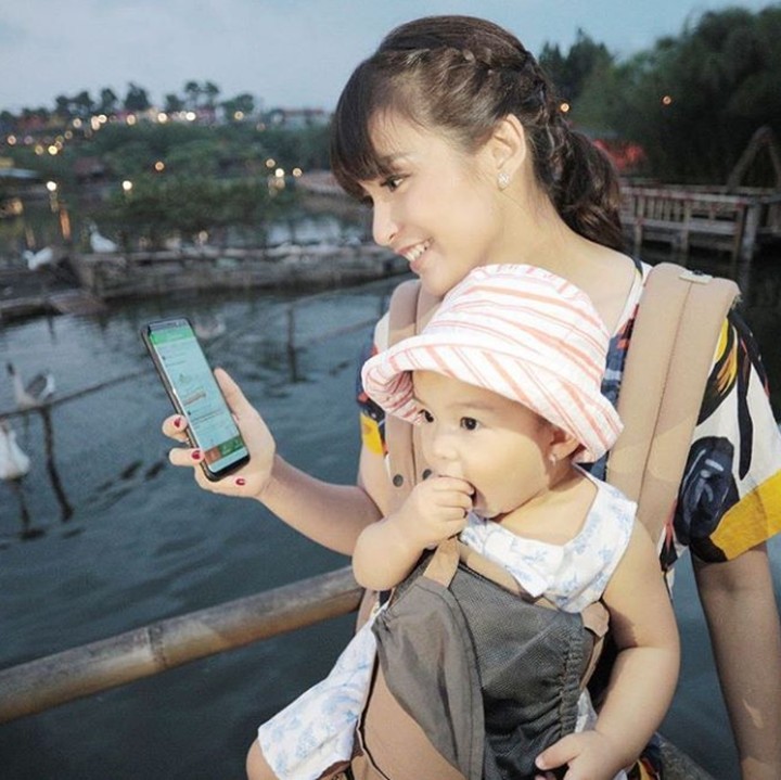 <p>Dengan menggendong putri semata wayangnya seperti ini, Chelsea Olivia bisa ngecek handphone sesaat. (Foto: Instagram @chelseaoliviaa)</p>