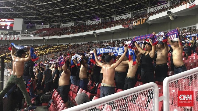 Suporter Johor Darul Ta'zim (JDT) kena tegur petugas keamanan SUGBK karena menginjak kursi stadion saat menudukung tim kesayangan mereka.