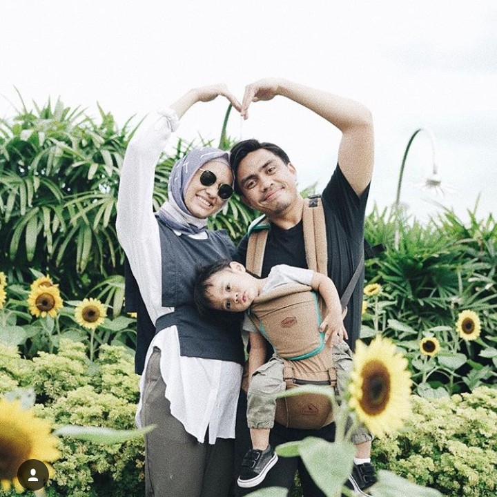 Sambil gendong anak, pose lucu seperti ini tetap bisa dilakukan. (Foto: Instagram @dittopercussion)