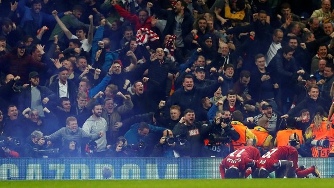 Mohamed Salah dan Sadio Mane menampilkan perayaan gol ikonik mereka dengan melakukan sujud syukur di laga Liverpool lawan Manchester City.