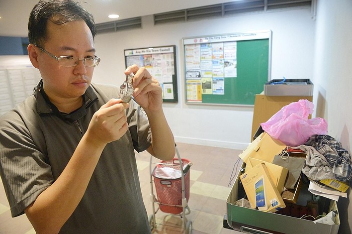 scgreen / ST20171129_1733330940 / Alphonsus Chern //

Mr Daniel Tay examines a Cyma watch that he found discarded at a HDB void decks near his flat.

Causes Week feature on Daniel Tay, a 