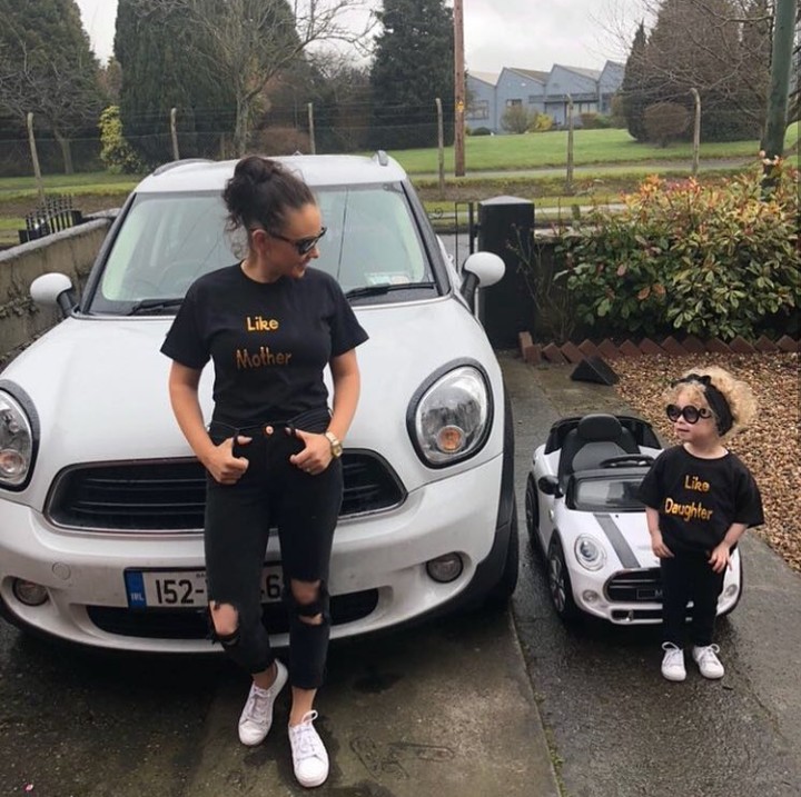 <p>Apa yang dipakai ibu dan anak ini menarik perhatian orang. Banyak ibu yang kemudian meminta dibuatkan baju dan pernak-pernik sama dengan anaknya. (Foto: Instagram @along_came_hollie)</p>