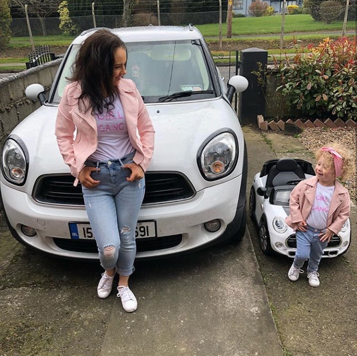 <p>Foto pakai baju kembaran juga bisa jadi waktu untuk quality time sama anak lho. (Foto: Instagram @along_came_hollie)</p>