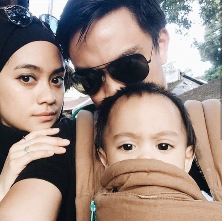 Sambil menggendong, ayah bisa juga sambil cium-cium rambut anak yang wangi. (Foto: Instagram @dittopercussion)
