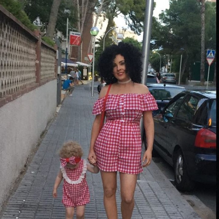 <p>Terkadang Pamela pakai wig agar rambutnya mirip dengan Hollie yang keriting. Lucu banget. (Foto: Instagram @along_came_hollie)</p>