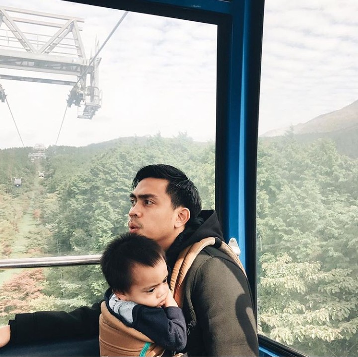 Ditto bersama istri dan anaknya sering traveling nih, Bun. Nah, sepertinya Ayah Ditto adalah petugas penggendong Sekala, he-he-he. (Foto: Instagram @dittopercussion)
