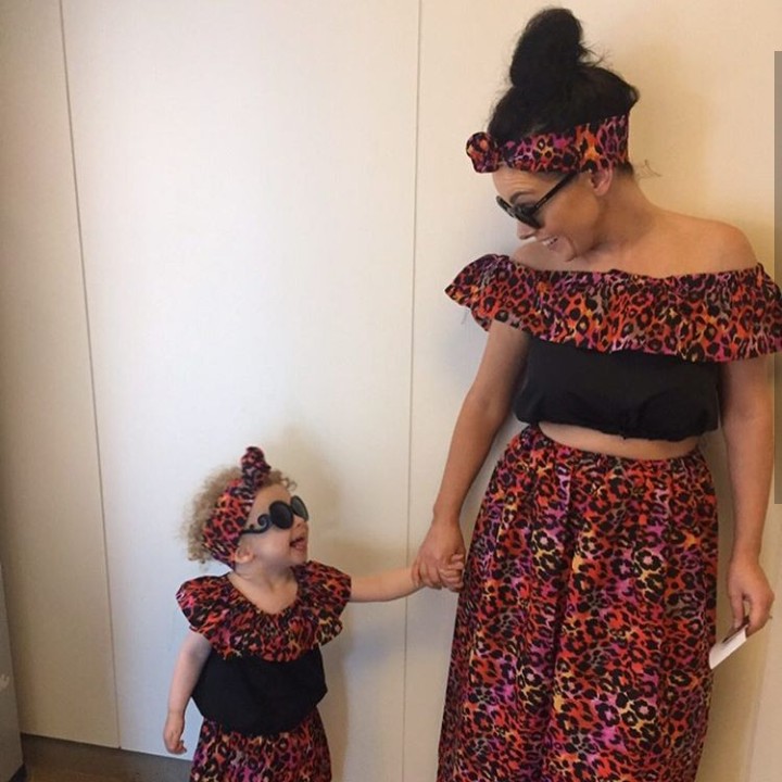<p>Seru-seruan si kecil dengan berfoto pakai baju kembar sering dilakukan oleh bunda bernama Pamela dan putri kecilnya, Hollie Lawlor. (Foto: Instagram @along_came_hollie)</p>