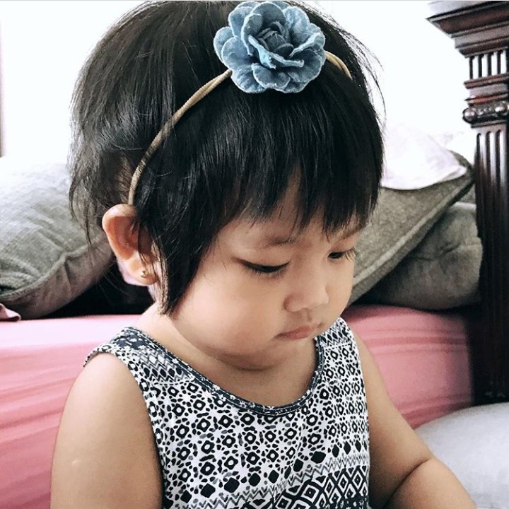 <p>Wajahnya juga secantik namanya. Tuh lihat, Bun, pakai bando bunga begini, Alesha makin menggemaskan. (Foto: Instagram @aleshamilenachalik)</p>