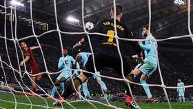 FOTO: AS Roma Menggila, Barcelona Merana di Liga Champions