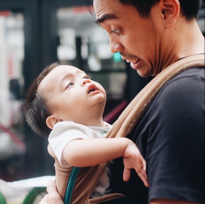 Sesekali Ayah Ditto juga ngajakin anak digendongannya bercanda. Seperti ini, Bun. Baaa! (Foto: Instagram @dittopercussion)