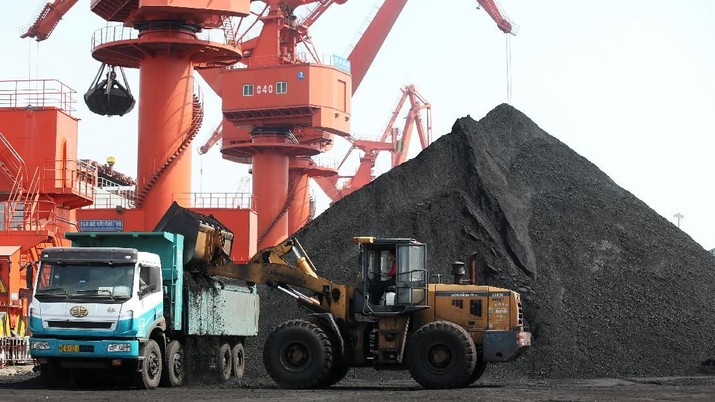 A worker operates a loader to transport coal at a port in Qingdao, Shandong province, China April 9, 2018. REUTERS/Stringer