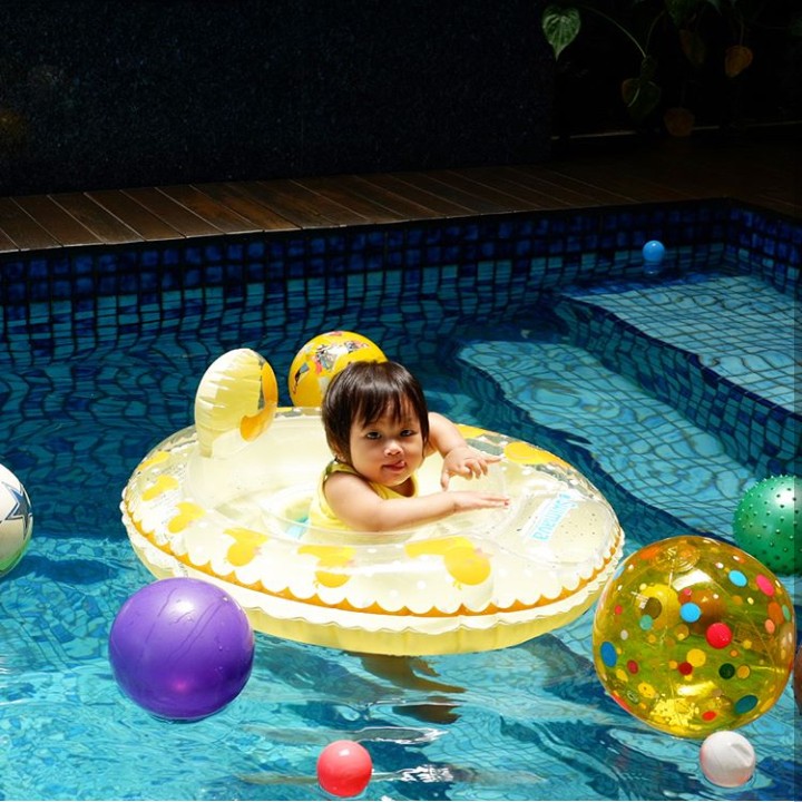 <p>Aih, asyiknya Alesha berenang. (Foto: Instagram @aleshamilenachalik)</p>