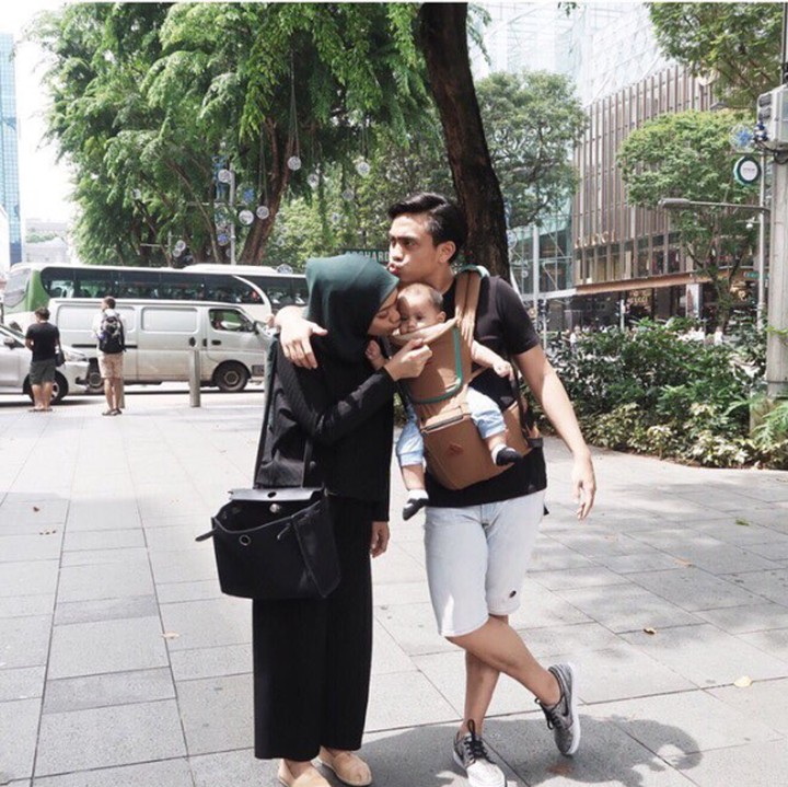 Meski menggendong anak, Ayah Ditto tetap kece kan? (Foto: Instagram @dittopercussion)