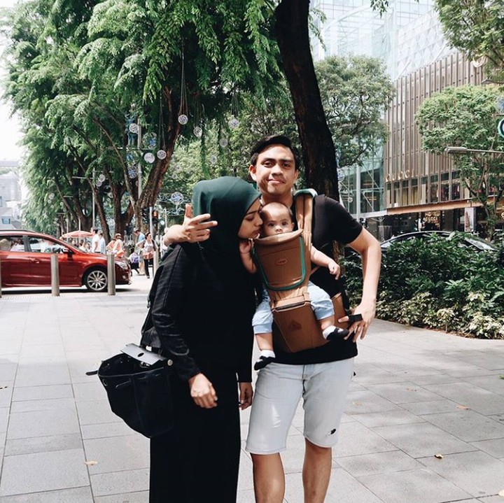 Ayah gendong anak, ibu yang bawa keperluan anak di tasnya, he-he. (Foto: Instagram @dittopercussion)