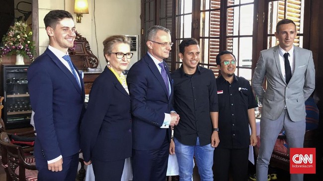 Kepopuleran bintang Timnas Indonesia dan Lechia Gdansk, Egy Maulana Vikri, menjadi daya tarik turis asing di kawasan Kota Tua Jakarta pada Rabu (11/4).