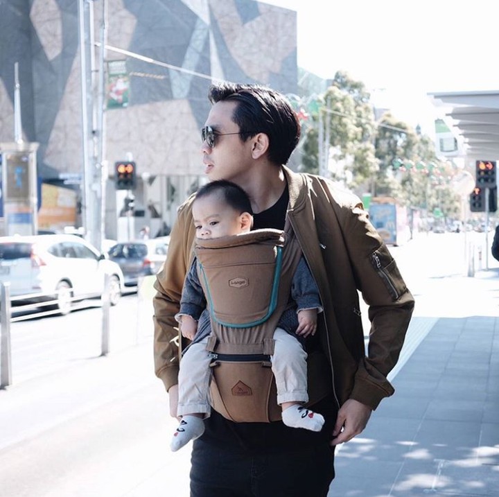Aih, makin keren aja ayah yang satu ini berfoto sama bayi di gendongannya. (Foto: Instagram @dittopercussion)