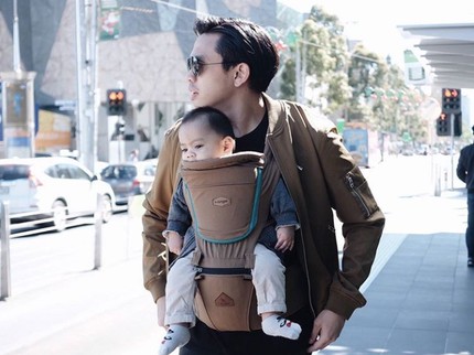 Ini Buktinya Ditto adalah Ayah yang Piawai Menggendong Anak