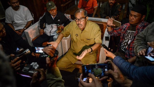 KPK menduga Bupati Bandung Barat, Abu Bakar memalak lebih dari lima SKPD untuk kepentingan istrinya, Elin Suharliah yang maju dalam Pilkada serentak 2018.